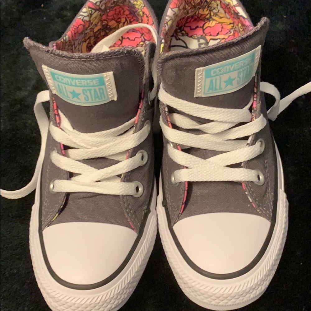 Tennis shoes
